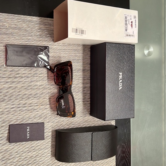 Prada sunglasses SPR08Y - Picture 5 of 13